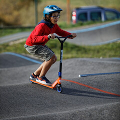 Enfant en trottinette sur le Piump Track de Villard De Lans