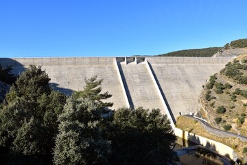 Fototapeta premium Concrete wall of the Enciso dam in sunny day.