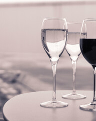 Zwei Gläser Wein, Prosecco-Champagner, von der Seite fotografiert, Anstoßen und Feiern