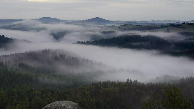 Panoramablick in den Morgenstunden von den Affensteinen &uuml;ber den Alten wie Neuen Wildenstein, den Gro&szlig;en und Kleinen Lorenzstein, Heulenberg, Gro&szlig;em Teichstein bis zum Kleinen Winterberg. Die Sonne sc
