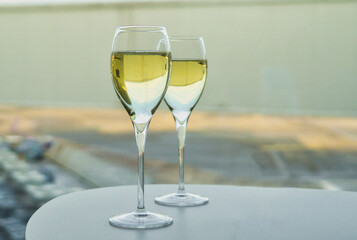 Zwei Gläser Wein, Prosecco-Champagner, von der Seite fotografiert, Anstoßen und Feiern