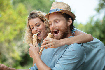 Fototapeta premium romantic couple with ice cream at a park