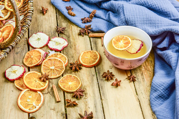 Winter Tee trinken mit weihnachtlicher Dekoration mit Apfel- und Orangenscheiben und Gewürzen wie...