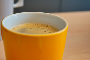 Gelber Kaffee Becher