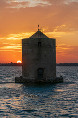 Mulino a vento al tramonto nella laguna di Orbetello - Provincia di Grosseto - Toscana - Italia