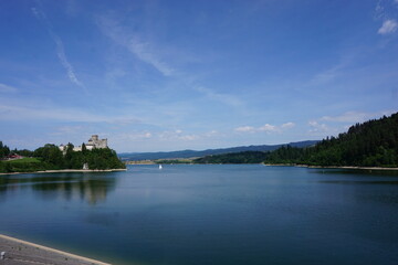 Fototapeta na wymiar Jezioro czorsztyńskie z widokiem na zamek