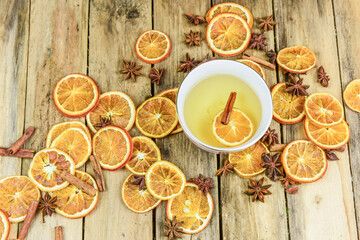 Winter Tee trinken mit weihnachtlicher Dekoration mit Apfel- und Orangenscheiben und Gewürzen wie...