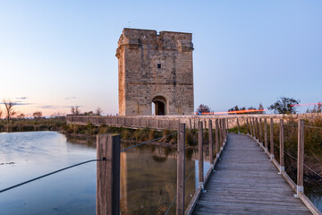 Tour Carbonnière d'Aigues-Mortes depuis les marais au coucher du soleil (Occitanie, France)