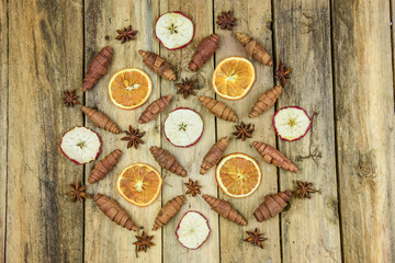 Obraz na płótnie Canvas Weihnachtsdekoration Apfelscheiben, Orangenscheiben, Zimt und Anis auf rustikalem hözernen Hintergrund