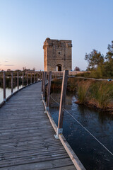 Obraz premium Tour Carbonnière d'Aigues-Mortes depuis les marais au coucher du soleil (Occitanie, France)