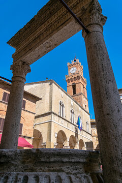 Pozzo dei cani con vista su palazzo comunale, Pienza, Val d'Orcia, Siena
