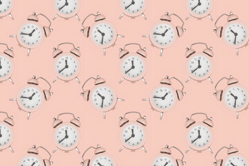 Obraz premium Background from alarm clocks. Antique alarm clocks. Pattern. Top view.
