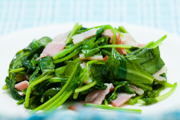 ほうれん草とベーコンの炒め物