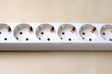 The socket for six devices lies horizontally.