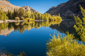Fototapeta na wymiar Autum Colors, Mountain Lake