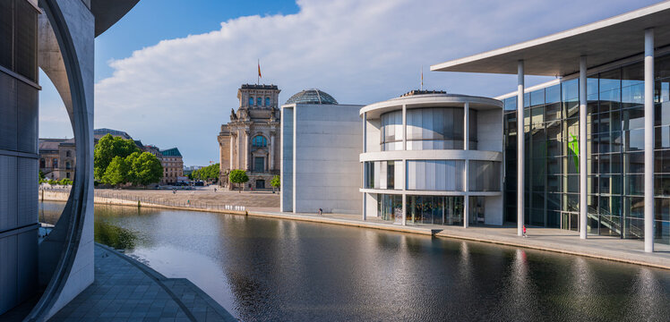blick von der fu&szlig;g&auml;ngerbr&uuml;cke auf den reichstag un das ufer der spree in berlin