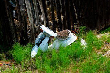 不法投棄のミニバイク