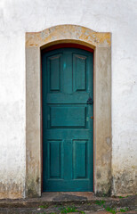 Obraz na płótnie Canvas Ancient colonial door in Ouro Preto, Brazil 