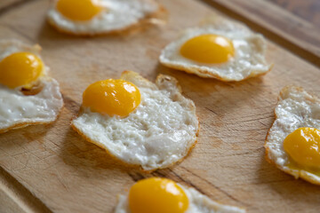 huevos fritos de codorniz