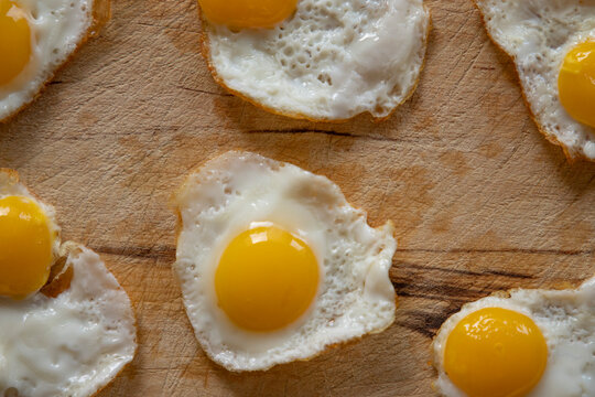 huevos fritos de codorniz