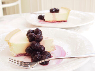 レアチーズケーキとブルーベリーソース