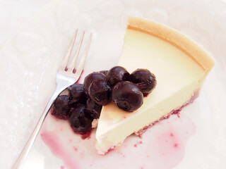 レアチーズケーキとブルーベリーソース