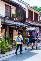 Obraz premium 倉敷の町並みと人力車