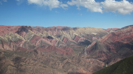 Vista de una monta&ntilde;a  con la tierra de m&uacute;ltiples colores, durante el atardecer .