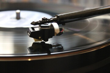Fototapeta na wymiar just analog music - hochwertiger Schallplattenspieler - Turntable - Vinyl - Nadel