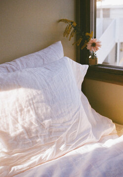 Light on bedsheets