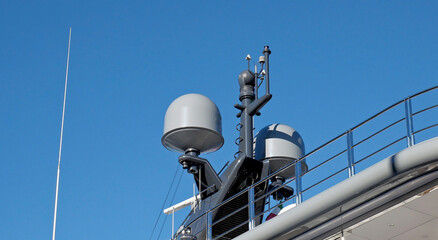 Antenne e radar su uno yacht di lusso a motore  © Riccardo Arata