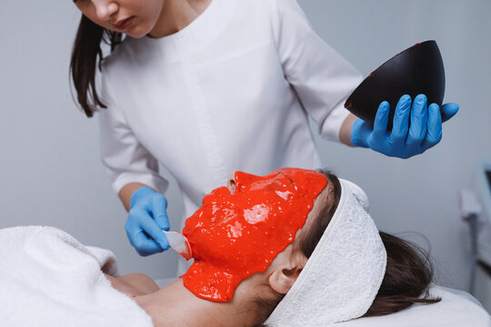 Cosmetology repairing facial skin by alginate mask.