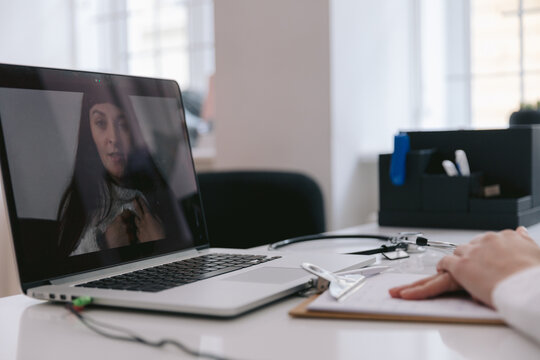 Online communication with sick patient during pandemic