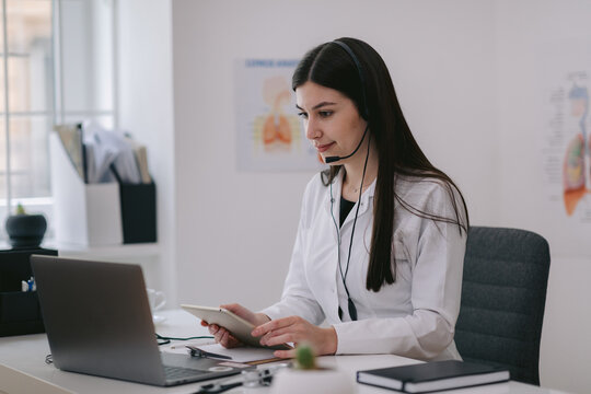 Therapist having course of telemedicine