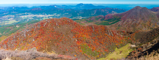 三俣山本峰から大鍋を見下ろす、紅葉の絶景。