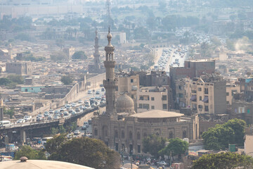 Obraz premium View of misty of city of Cairo in Egypt, due to traffic pollution, over rooftop slums and mosques