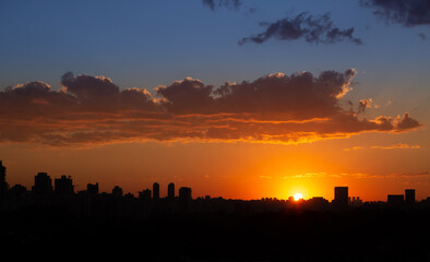 Fototapeta na wymiar Sunset in Sao Paulo enhancing the city skyline