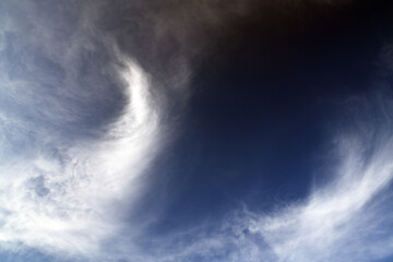 Fototapeta na wymiar 美しい刷毛雲が見えます。季節は、こさめときどきふる、霎時施、10月、秋空の背景素材