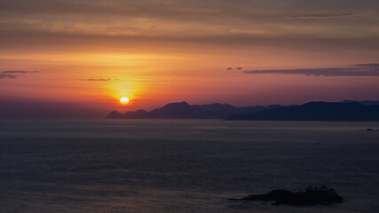 兵庫県・かすみたつ日本海、ノイジーな朝の風景、かげろひ