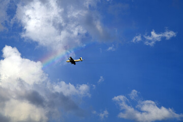 Fototapeta na wymiar 虹と飛行機。空の背景素材