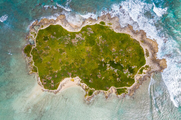 Naklejka premium Aerial view of Popoia Island State Bird Sanctuary in Oahu, Hawaii.
