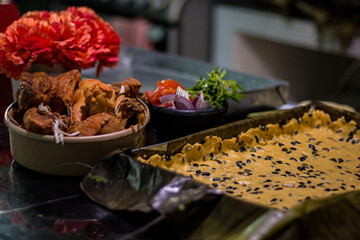 Preparación de Pib (también conocido como Mucbilpollo) comida tradicional de Hanal Pixán (Día...