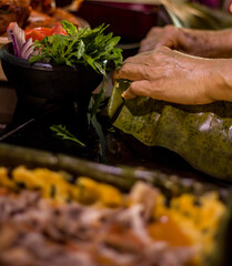 Preparación de Pib (también conocido como Mucbilpollo) comida tradicional de Hanal Pixán (Día...