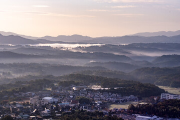 兵庫県・神戸六甲山系三田市から朝もや、雲海の風景