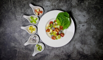 Healthy foods, fruit salad that combines a variety of healthy fruits, leafy green vegetables and high-vitamin tomatoes have good properties to help nourish the skin and digestive system