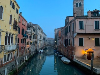 Fototapeta na wymiar Canal in Venice in the evening