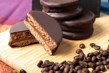 alfajores de dulce de leche y chocolate
