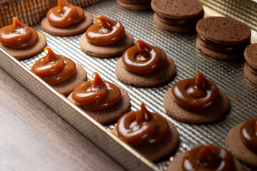 alfajores de dulce de leche y chocolate