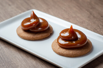 alfajores de dulce de leche y chocolate