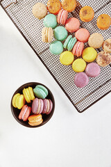 macarones vista cenital distintos colores, amarillo, celeste, lila, rosa, naranja  
